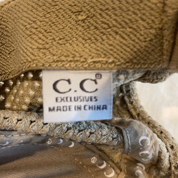 messy bun/ponytail trucker hat - Picture 6 of 7